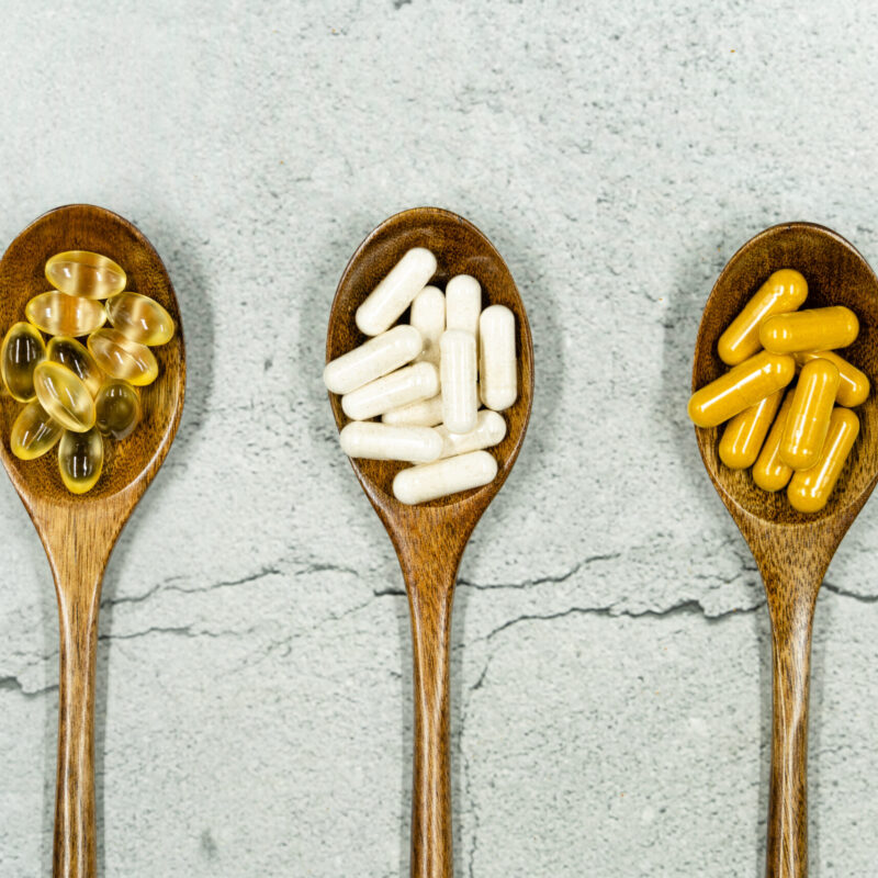 Flaconi di integratori alimentari con capsule
