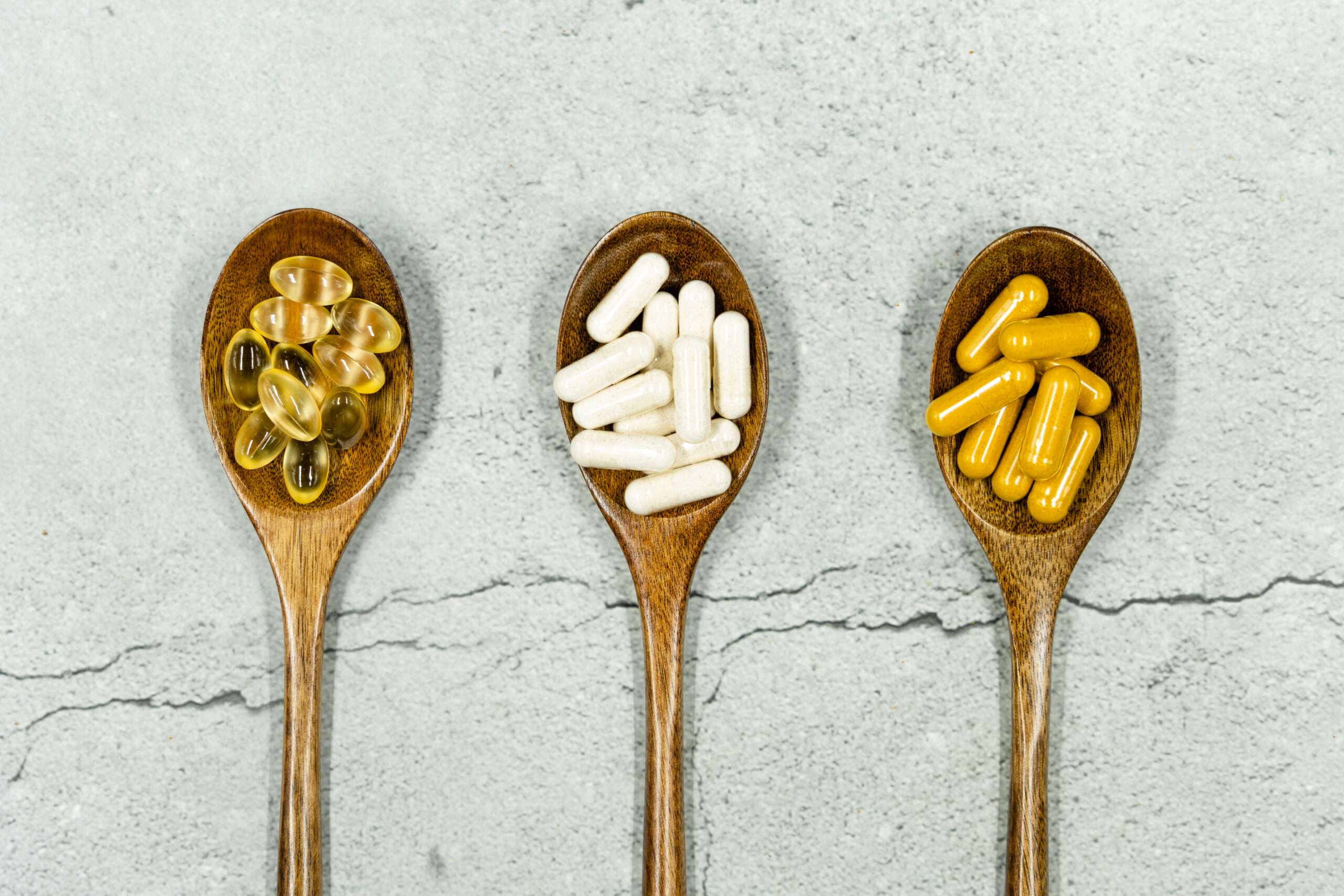 Flaconi di integratori alimentari con capsule