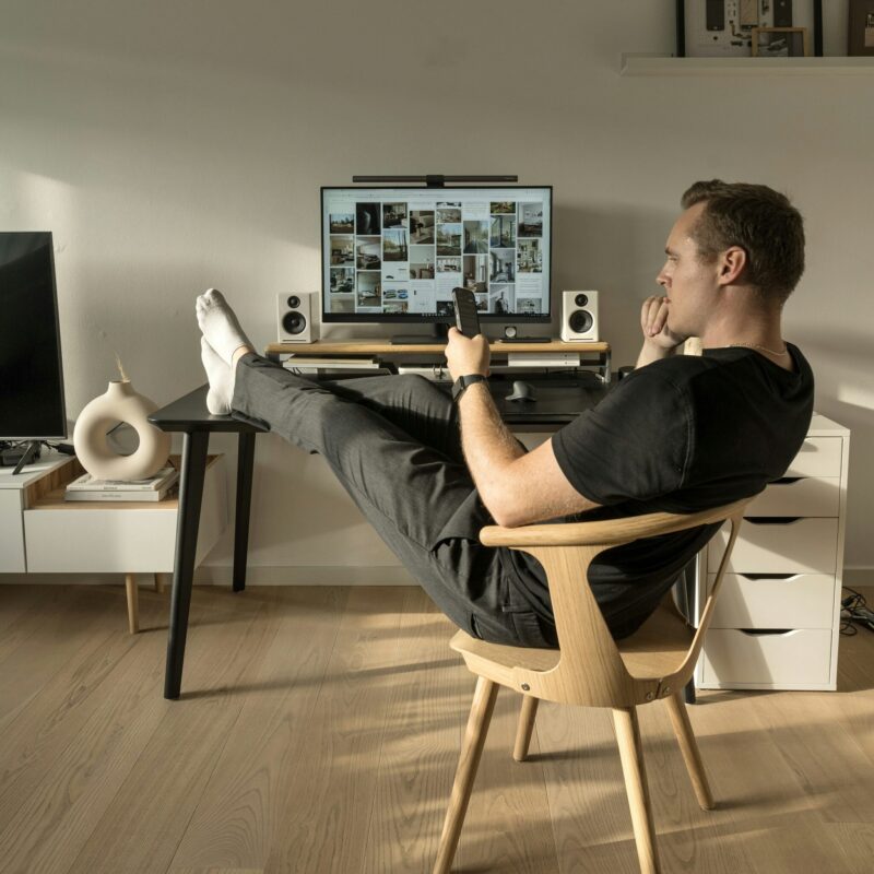 Uomo seduto alla scrivania davanti al computer durante il lavoro