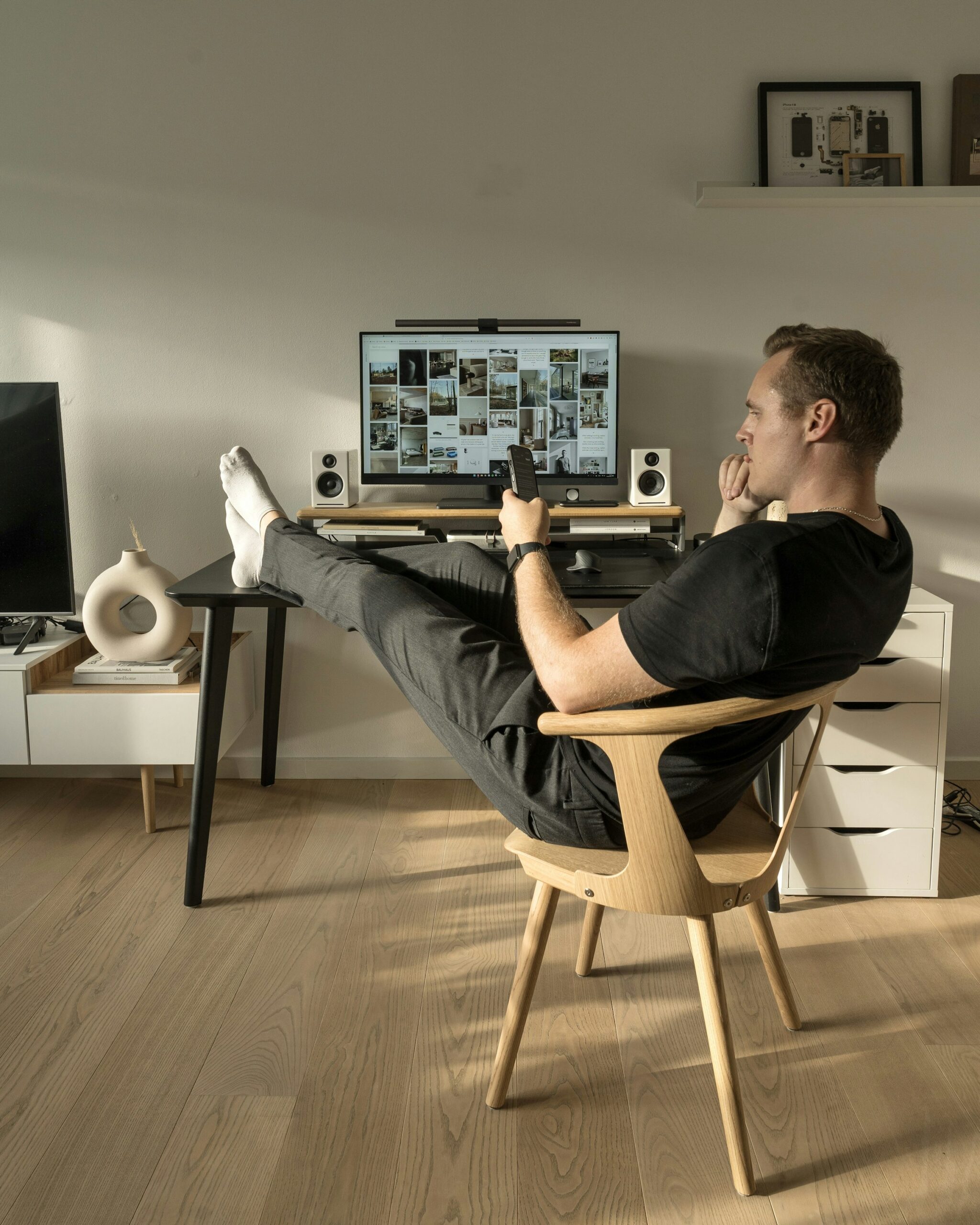 Uomo seduto alla scrivania davanti al computer durante il lavoro