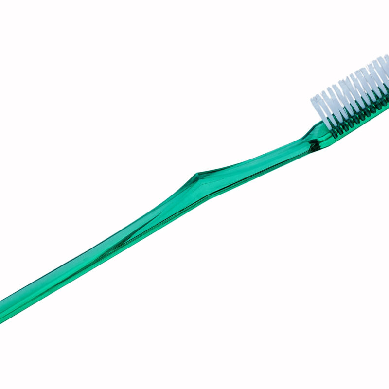 Spazzolino da denti verde su sfondo bianco
