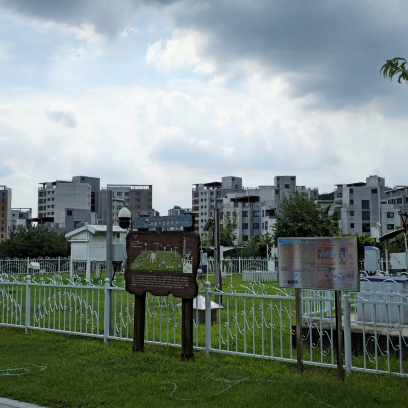 Strumenti meteorologici in una stazione di rilevamento all'aperto