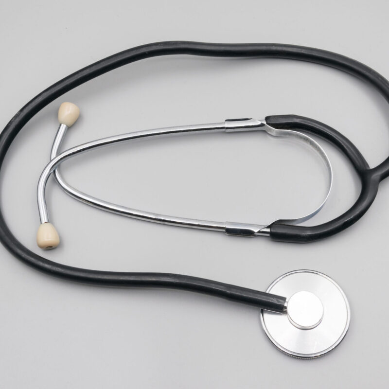Stetoscopio su sfondo neutro, simbolo della visita medica quotidiana