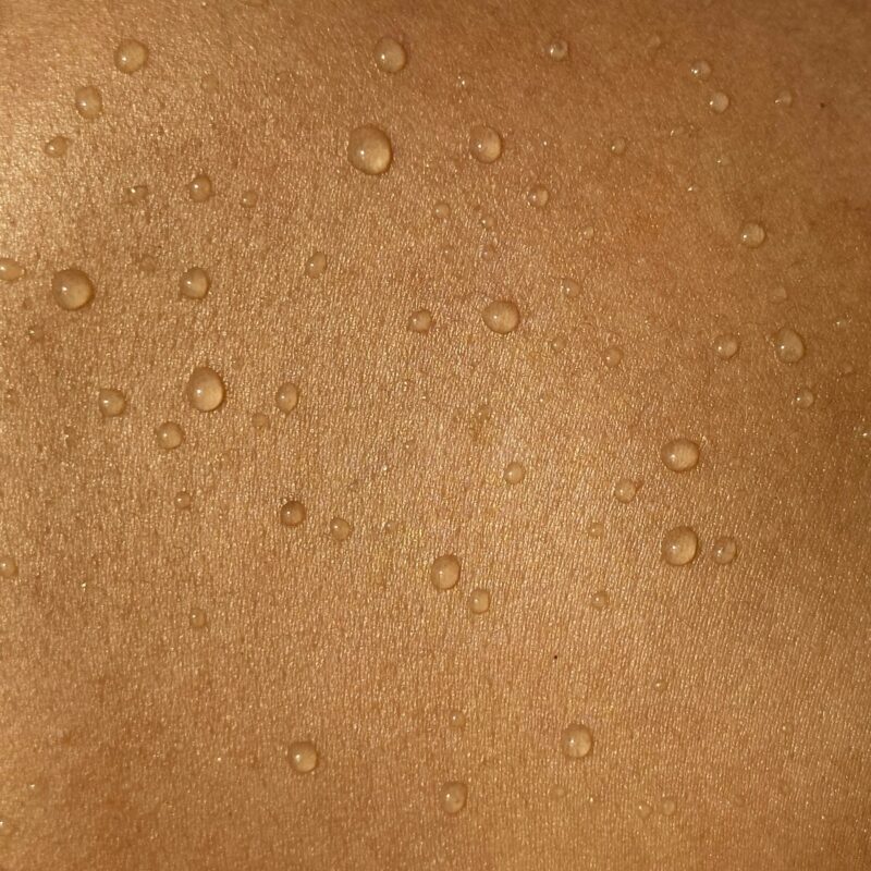 Gocce di sudore sulla schiena in estate