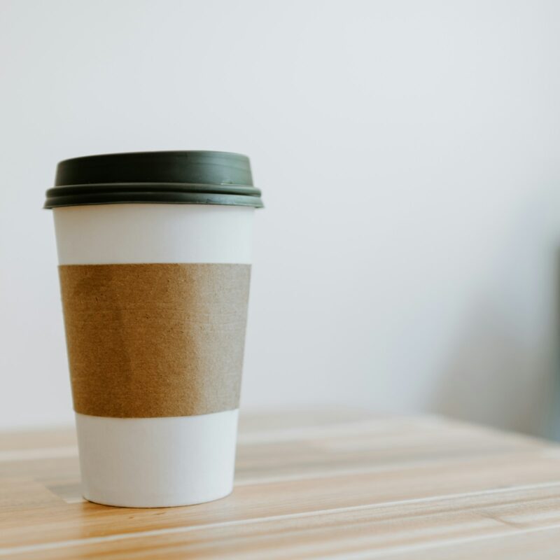 Tazza di caffè con latte art su tavolo di legno