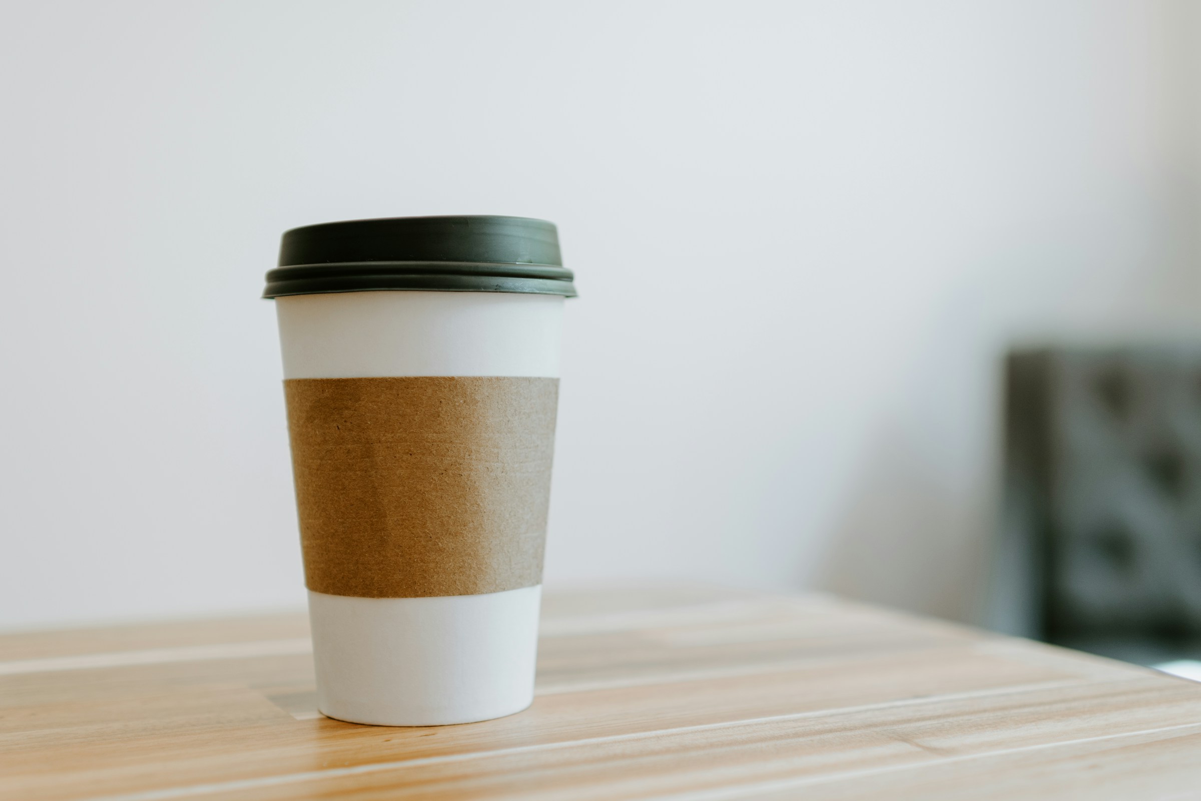 Ferro e caffè: perché conviene distanziarli nella giornata 1 Tazza di caffè con latte art su tavolo di legno