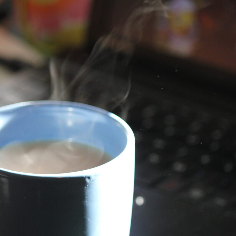 Tazza di tè fumante tenuta tra le mani in una giornata fredda