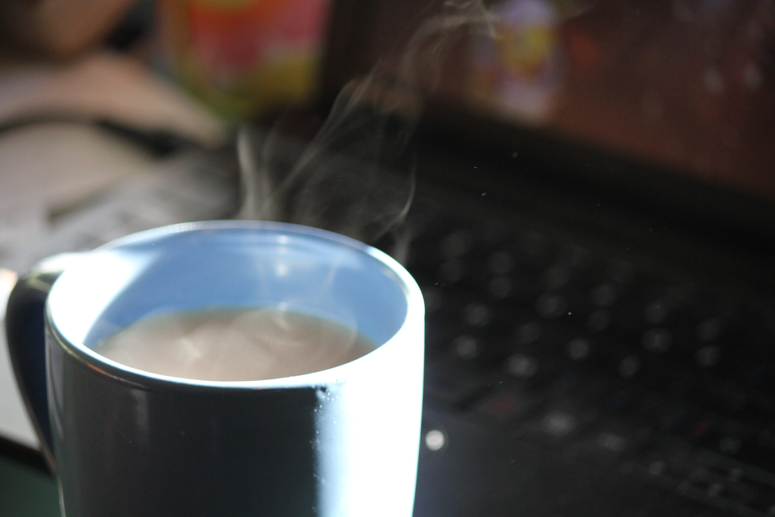 Tazza di tè fumante tenuta tra le mani in una giornata fredda