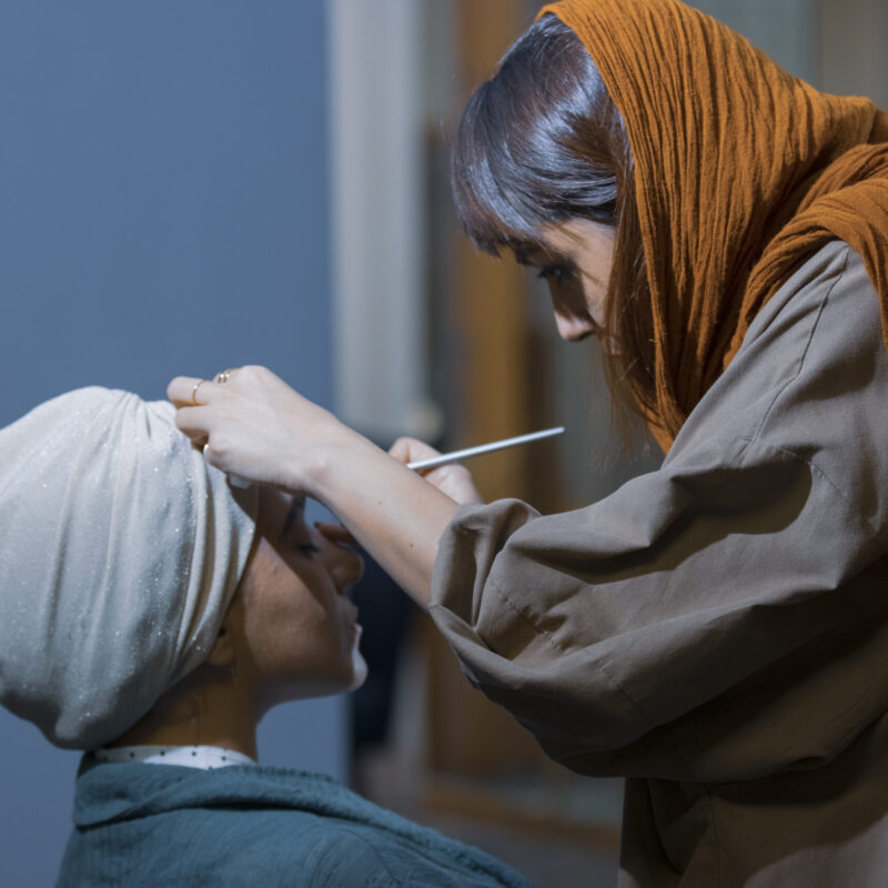Truccatrice professionista applica il trucco con precisione a una cliente