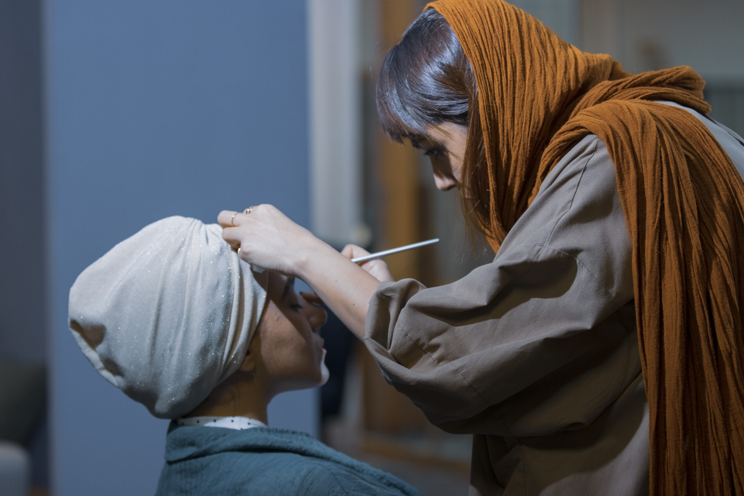 Truccatrice professionista applica il trucco con precisione a una cliente