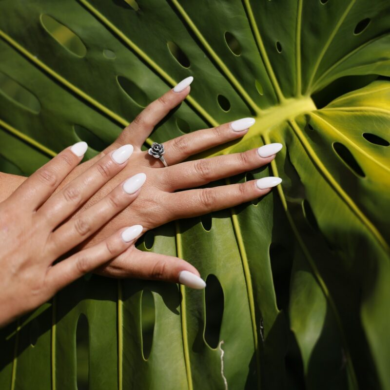 Mani con unghie curate in inverno