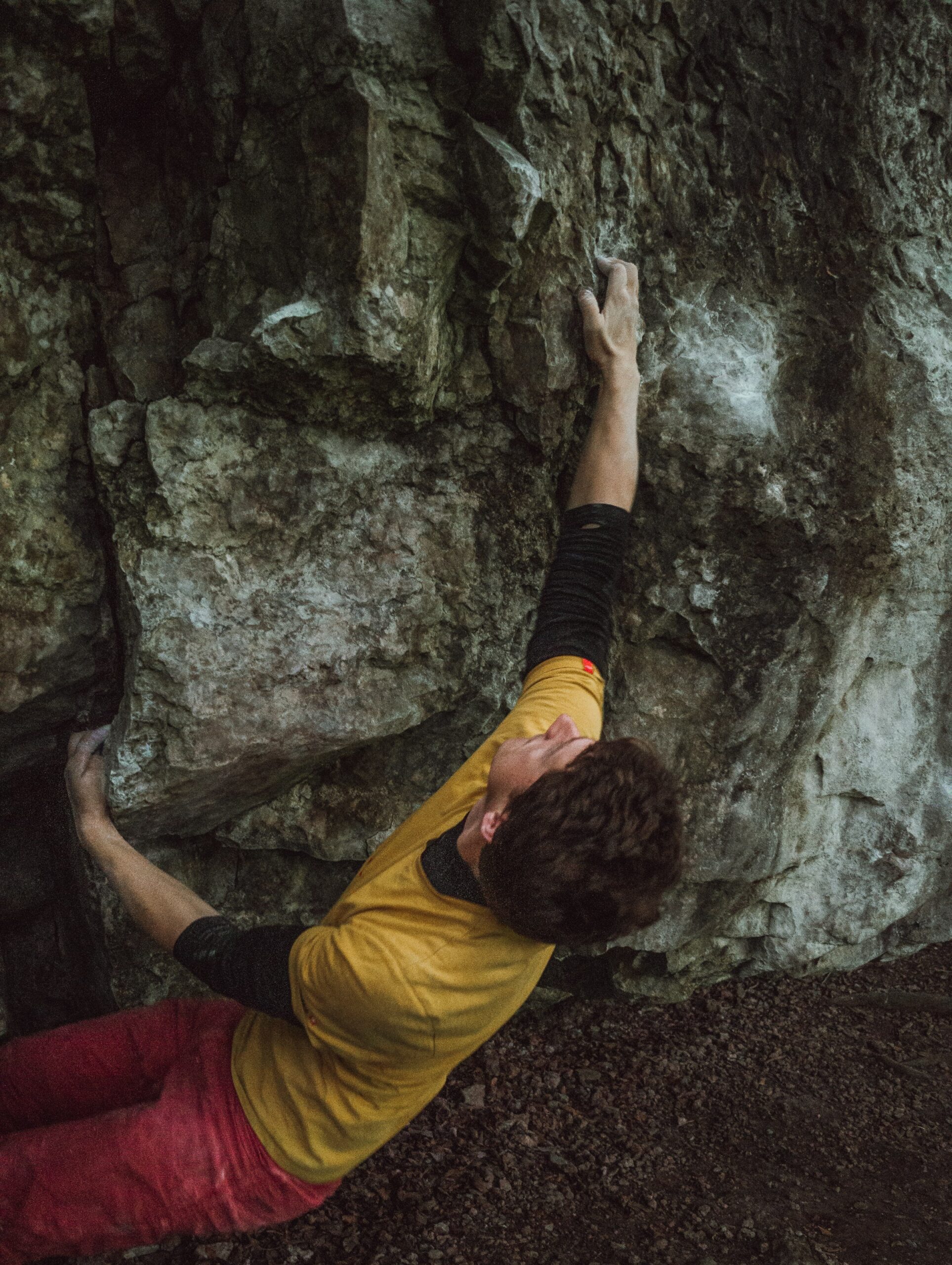 Uomo che si arrampica su una parete rocciosa, energia e vitalità maschile