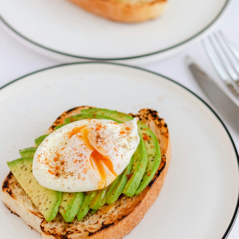 Toast con avocado e uovo in camicia, pasto con grassi buoni