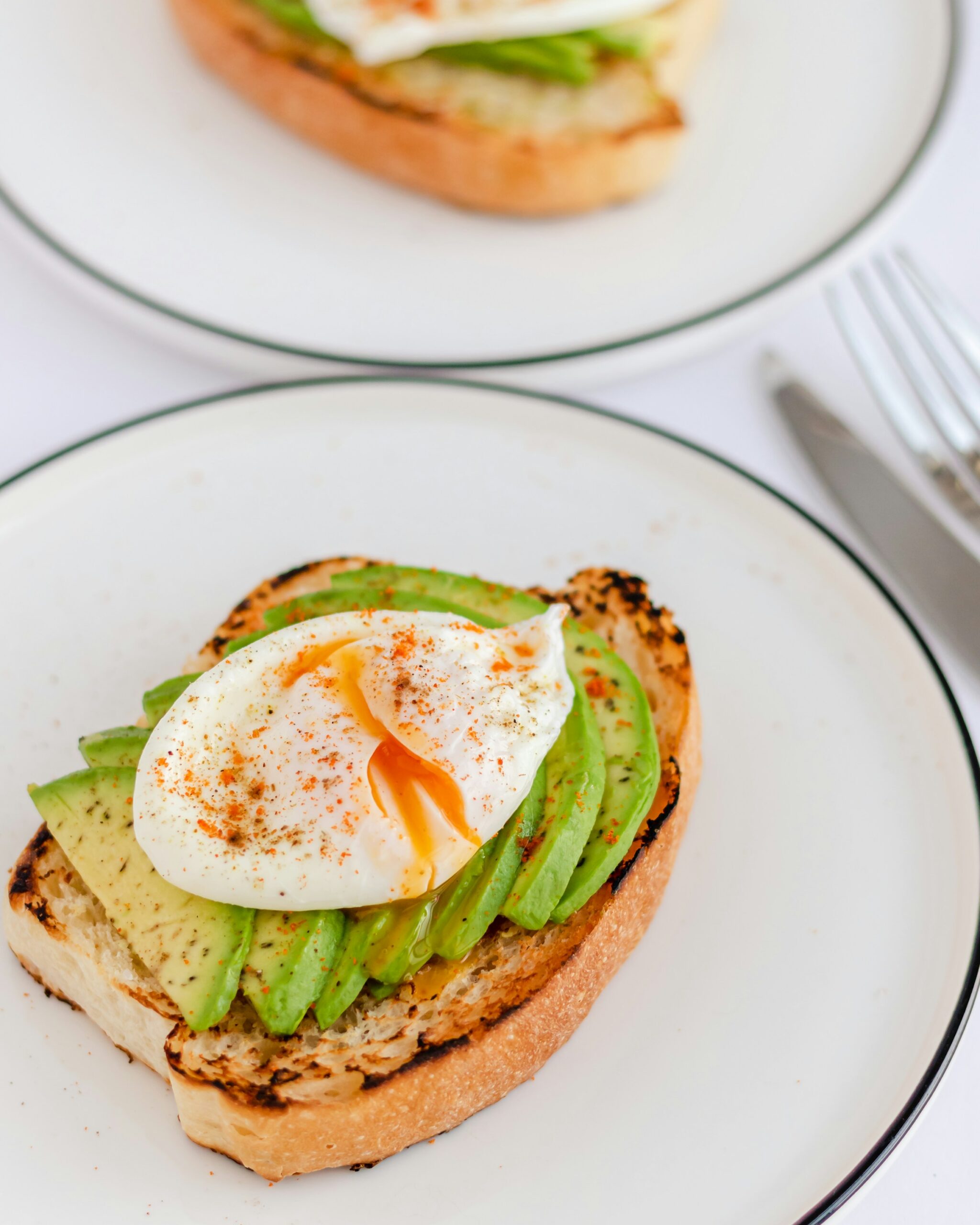 Toast con avocado e uovo in camicia, pasto con grassi buoni