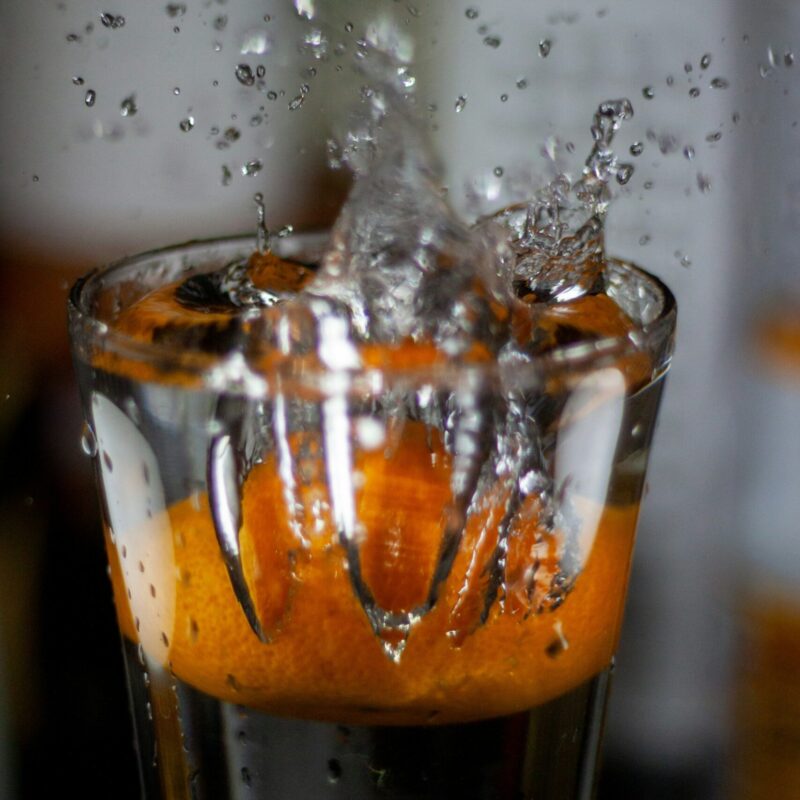 Fette di arancia in un bicchiere d'acqua