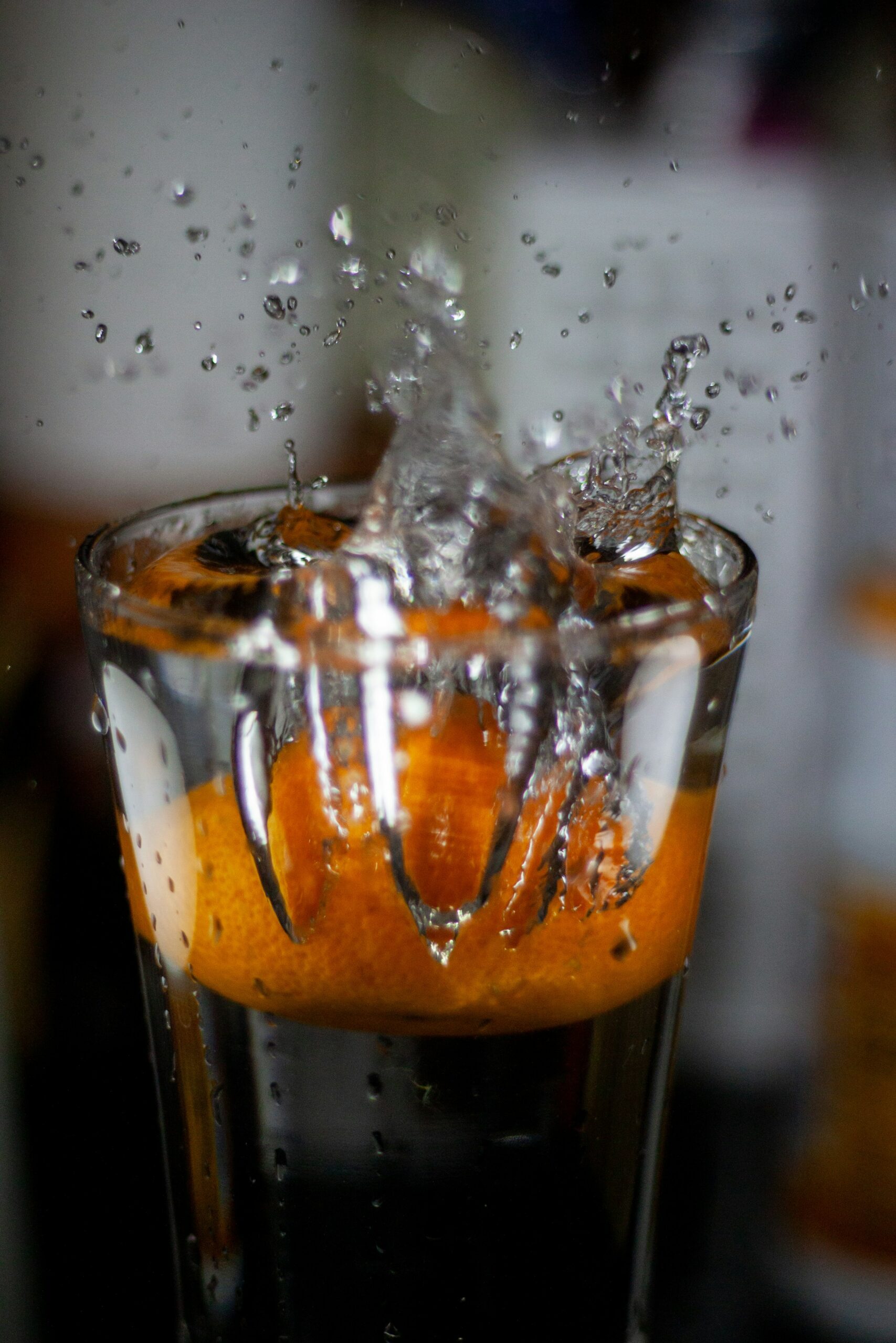 Fette di arancia in un bicchiere d'acqua