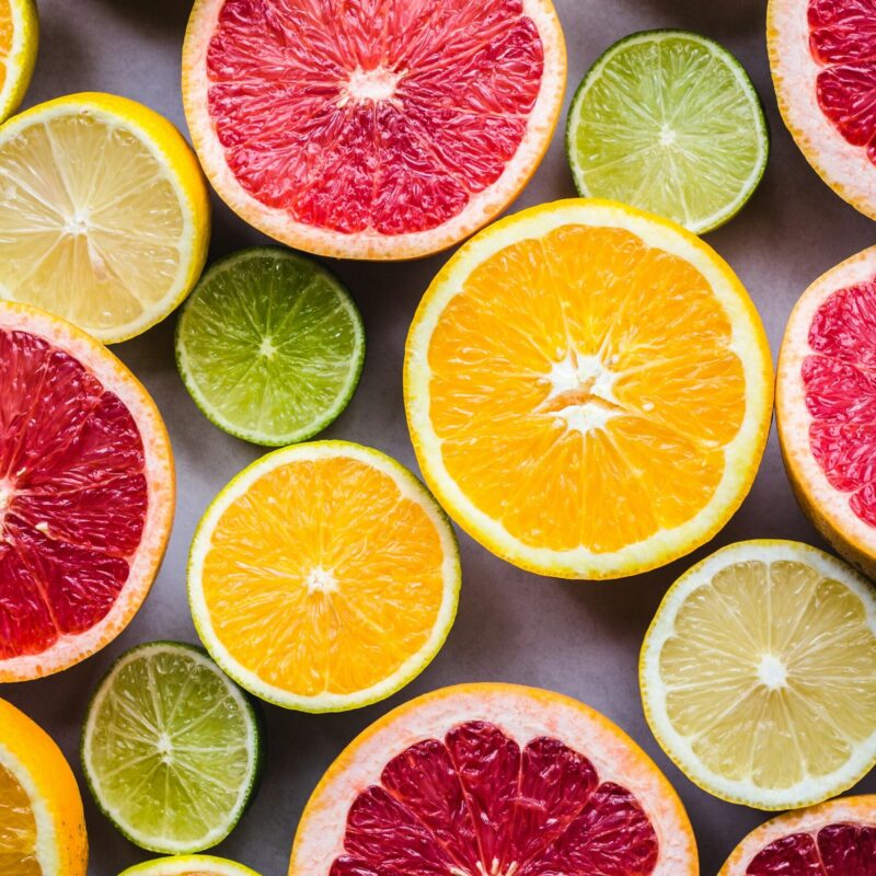 Agrumi e frutta fresca ricchi di vitamina C su un tavolo