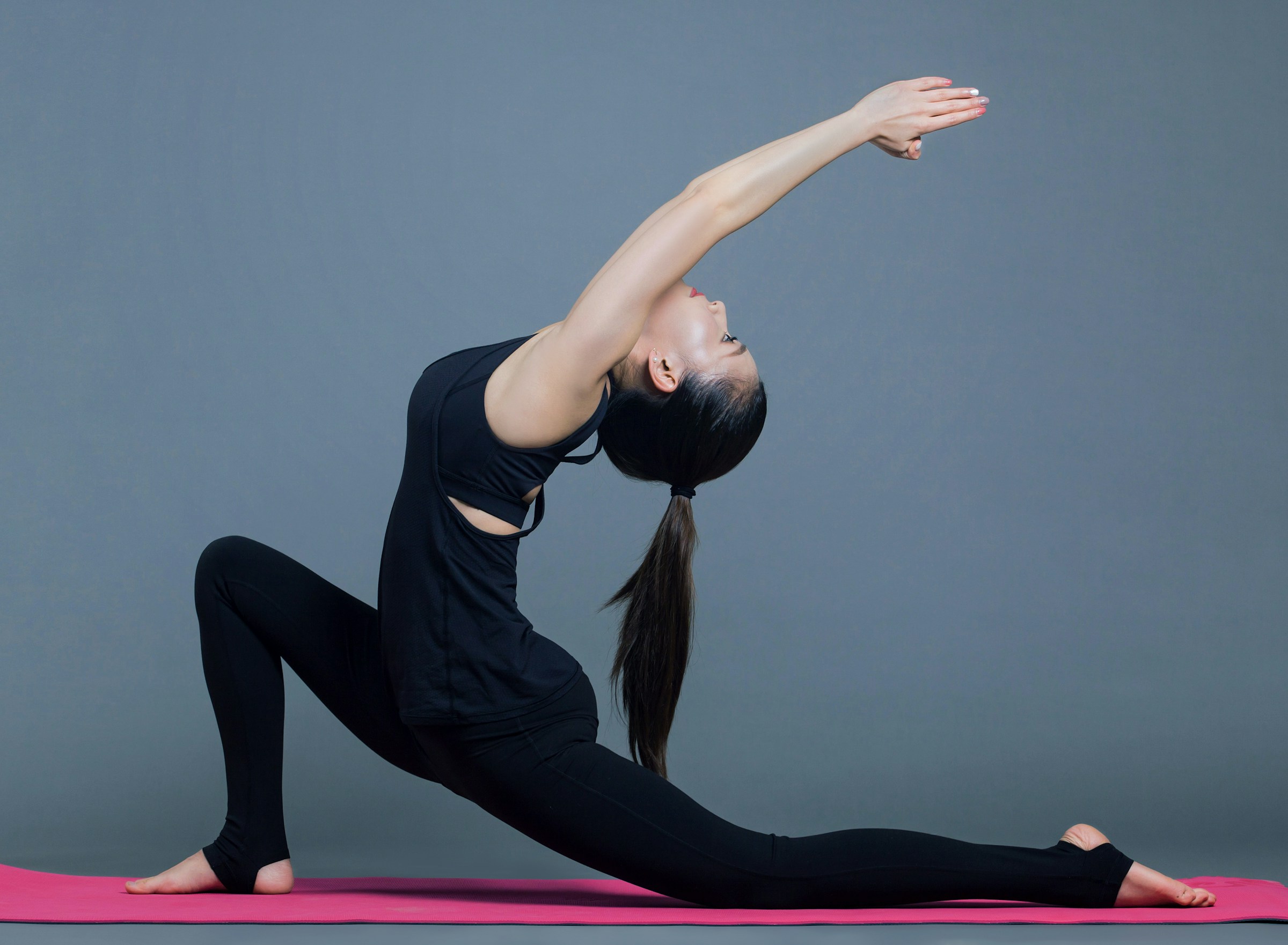 Donna che pratica yoga su un tappetino