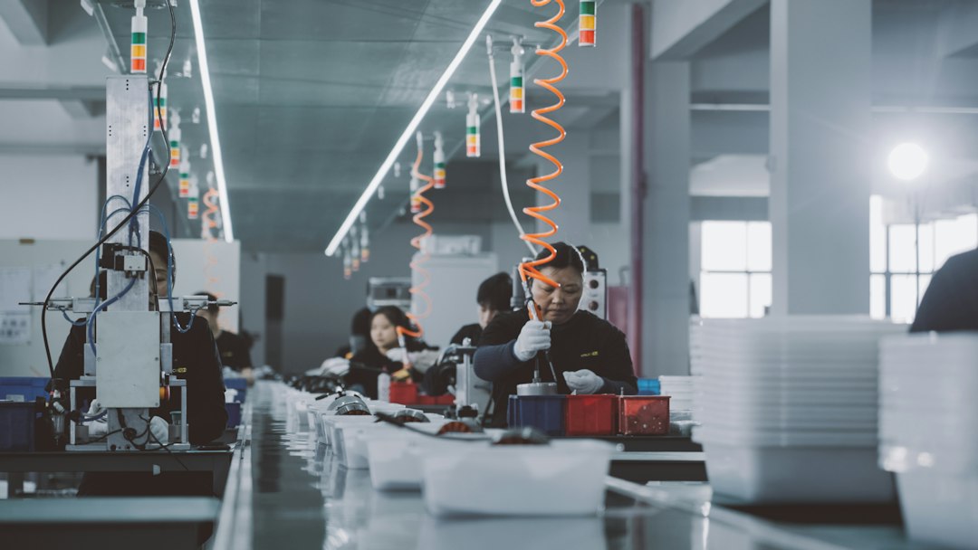 Team al lavoro in un ambiente produttivo, a supporto della documentazione tecnica per integratori conto terzi