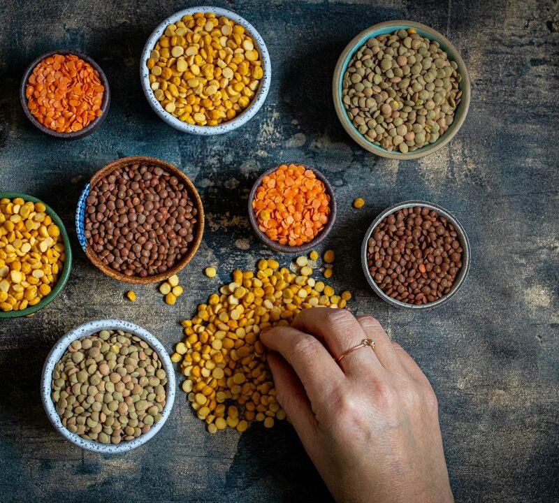 Ciotole con diverse varietà di lenticchie, esempio di alimenti contenenti fibra alimentare