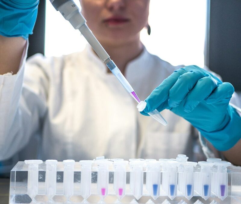 Tecnica di laboratorio durante un controllo analitico collegato alla qualifica dei fornitori