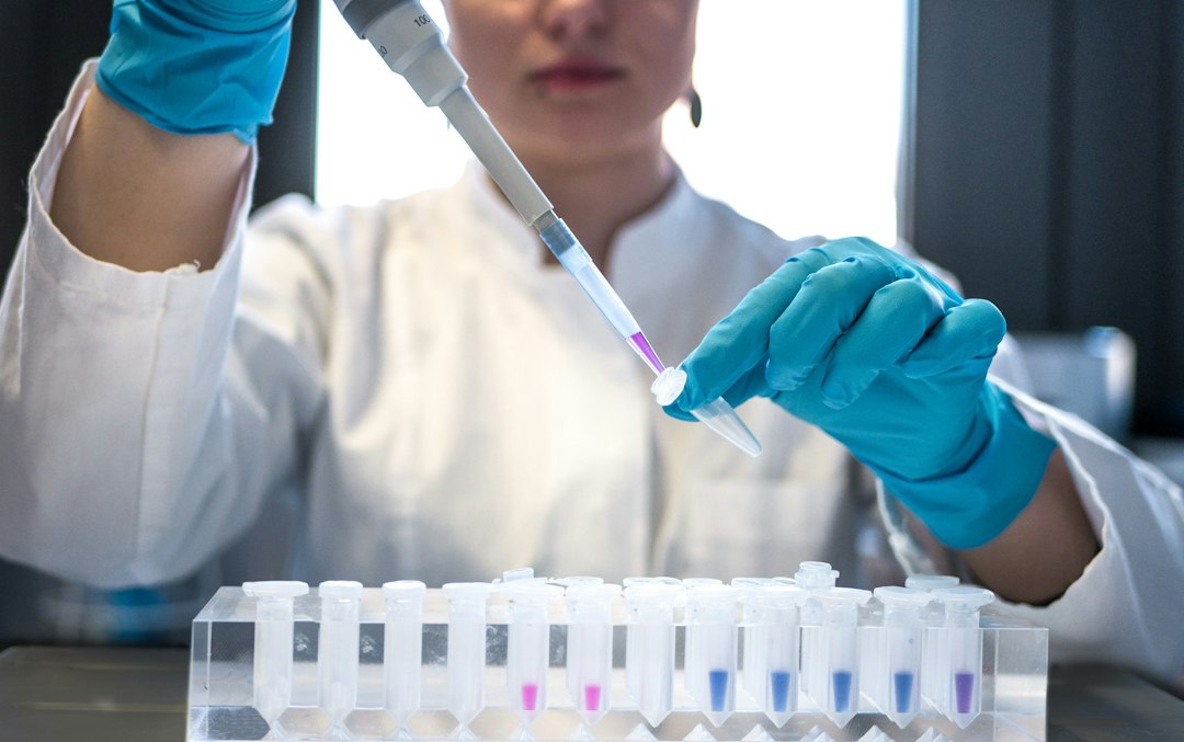 Tecnica di laboratorio durante un controllo analitico collegato alla qualifica dei fornitori
