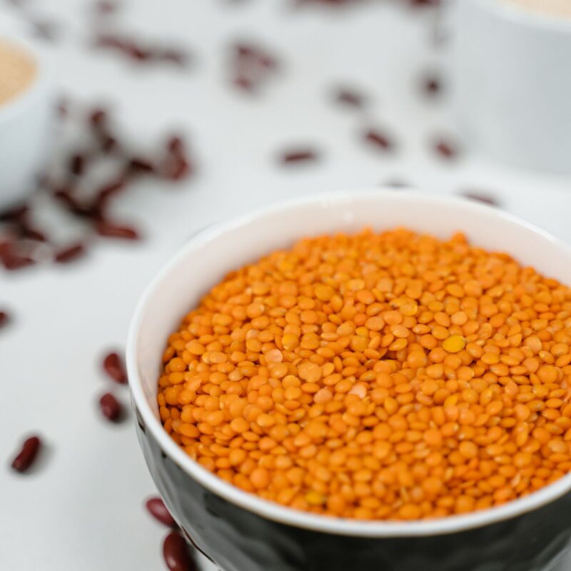 Lenticchie rosse crude in una ciotola, alimento ricco di acido fitico
