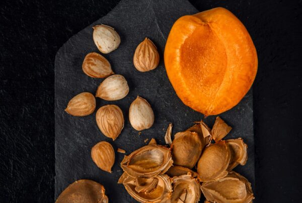 Albicocche aperte con i noccioli, da cui storicamente si estraeva il composto chiamato acido pangamico