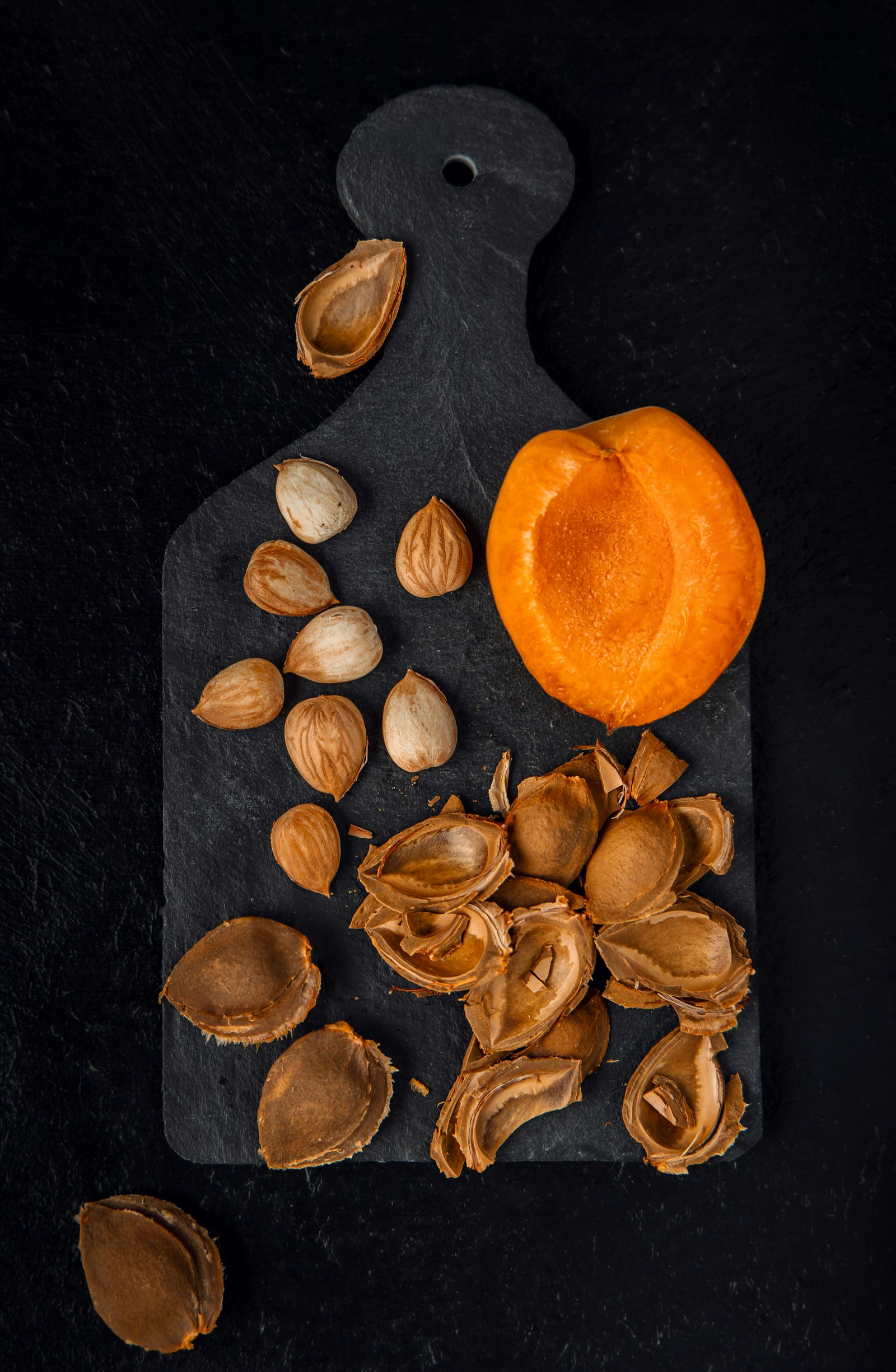 Albicocche aperte con i noccioli, da cui storicamente si estraeva il composto chiamato acido pangamico