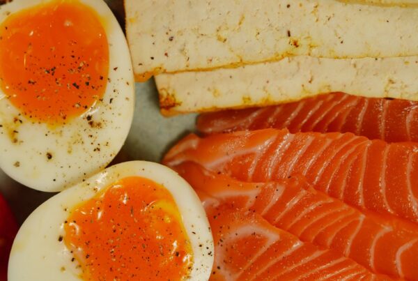 Uova e salmone, alimenti tra le fonti naturali di colina