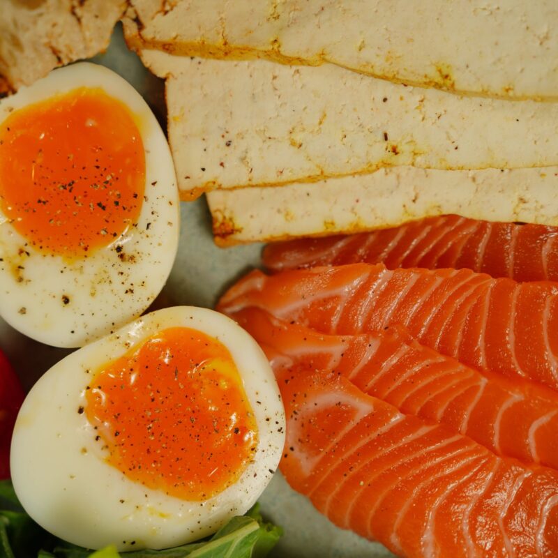 Uova e salmone, alimenti tra le fonti naturali di colina