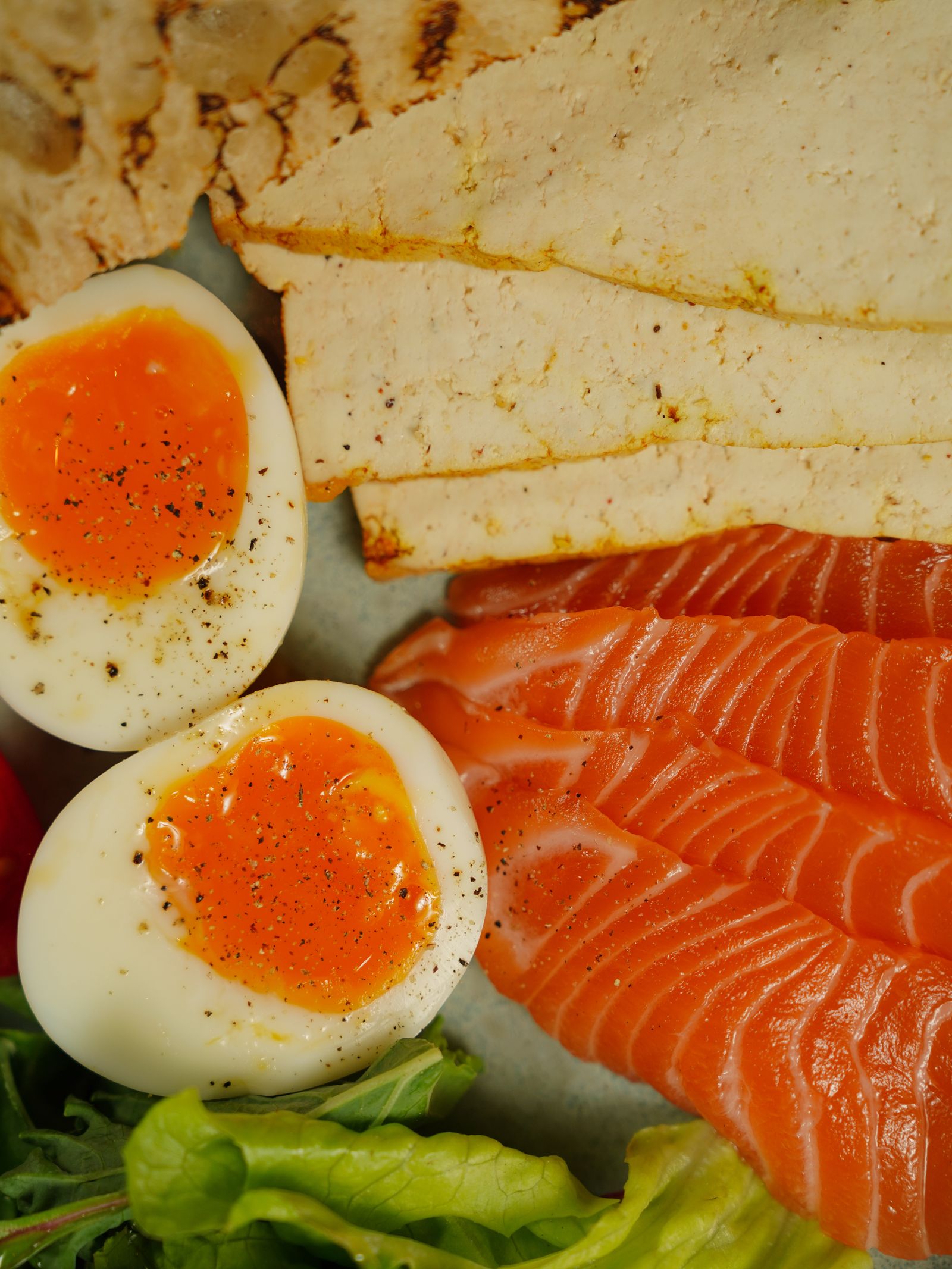 Uova e salmone, alimenti tra le fonti naturali di colina