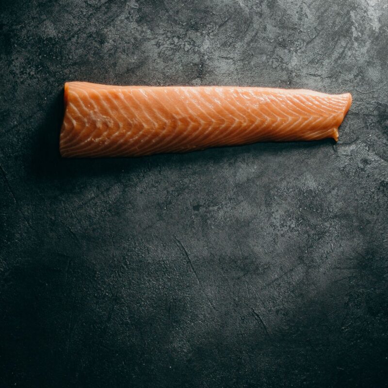 Filetto di salmone selvaggio crudo, fonte naturale di astaxantina