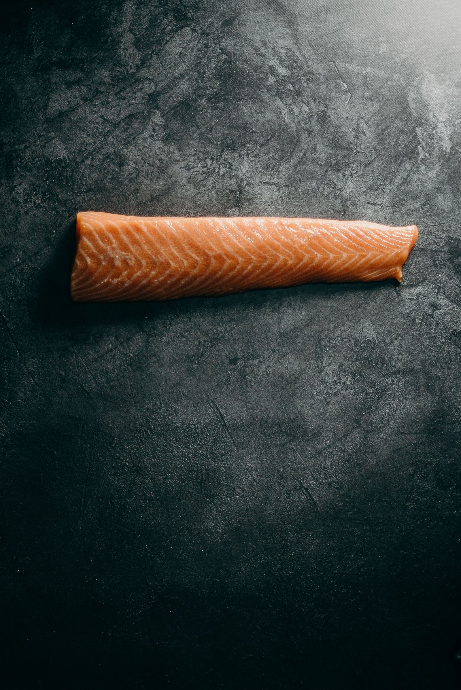 Filetto di salmone selvaggio crudo, fonte naturale di astaxantina