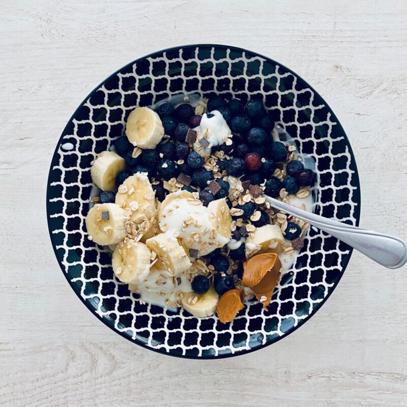 Colazione con banane, cereali e frutti di bosco, fotografia illustrativa delle fonti alimentari di vitamina B6