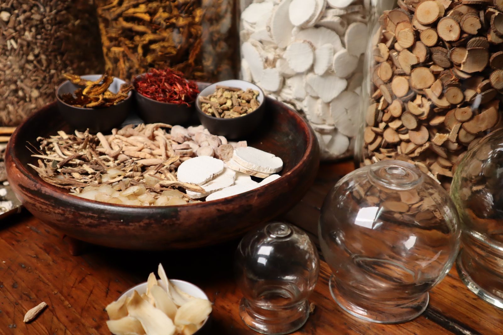 Radici essiccate di Scutellaria baicalensis usate nella medicina tradizionale, fonte della baicaleina