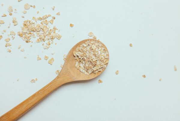 Fiocchi di avena ricchi di beta-glucani su cucchiaio di legno