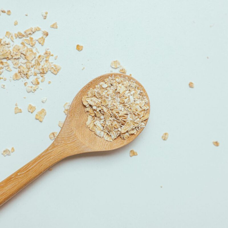 Fiocchi di avena ricchi di beta-glucani su cucchiaio di legno