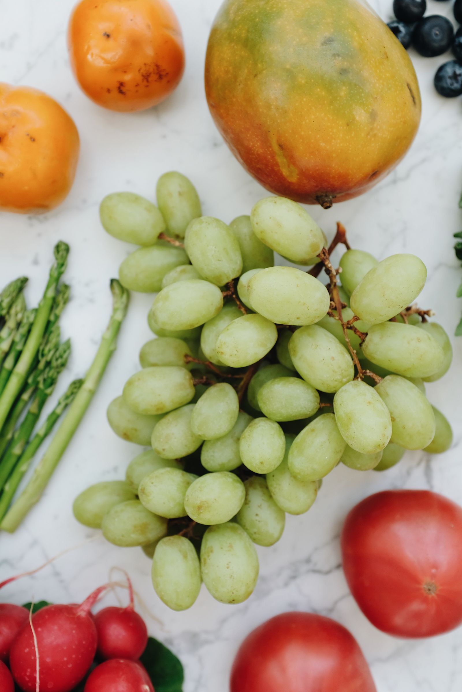 Frutta e verdura fresca ricche di nutrienti, simbolo della biodisponibilità degli integratori alimentari
