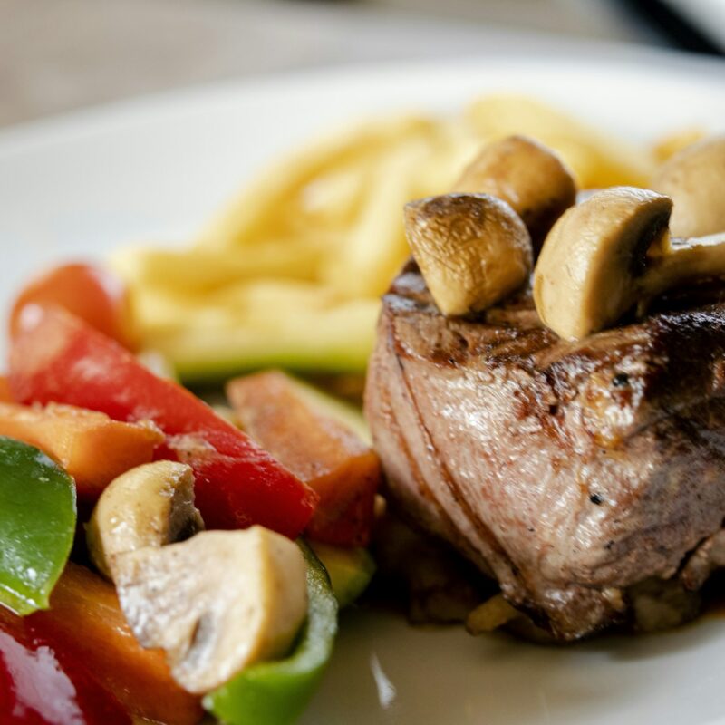 Bistecca con funghi, fonti alimentari di niacina (vitamina B3)