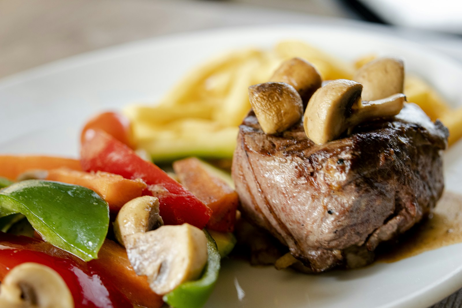 Bistecca con funghi, fonti alimentari di niacina (vitamina B3)