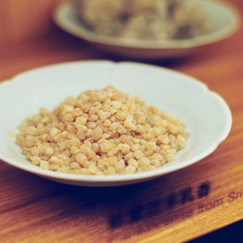 Resina naturale di Boswellia (incenso) raccolta in una ciotola