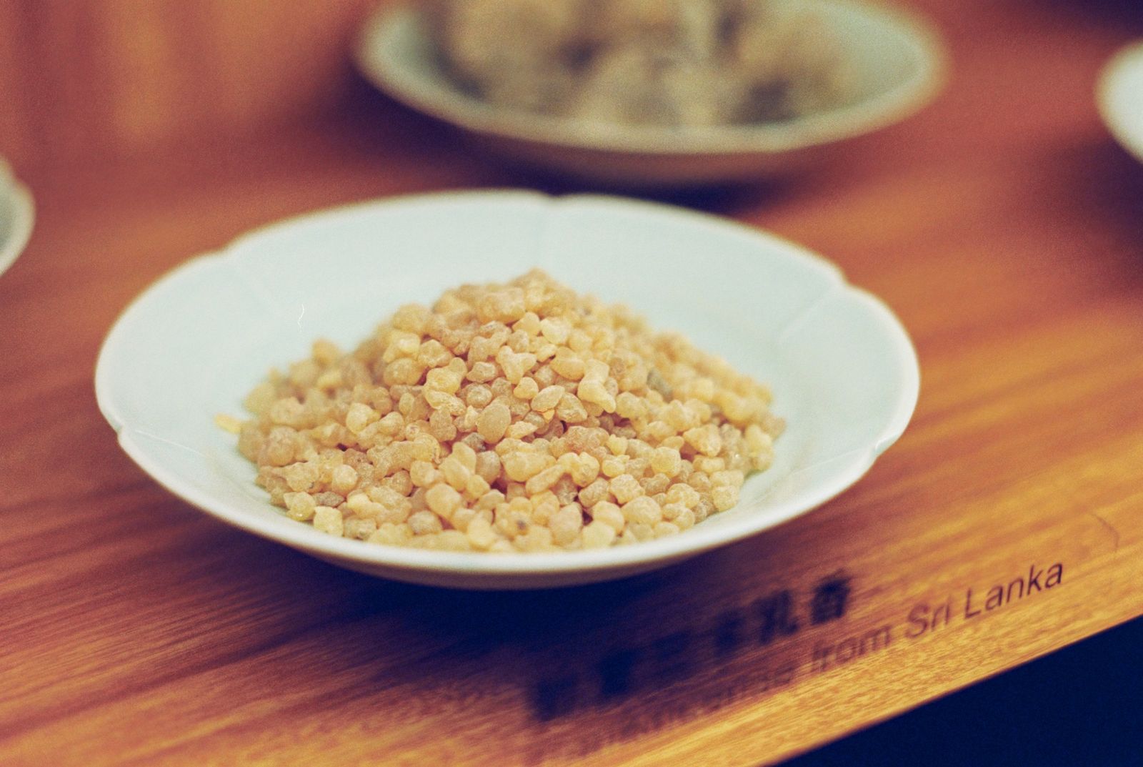 Resina naturale di Boswellia (incenso) raccolta in una ciotola