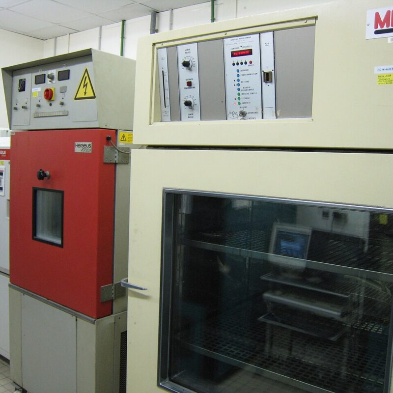Due camere climatiche da laboratorio per prove controllate di temperatura e umidità e studi di stabilità