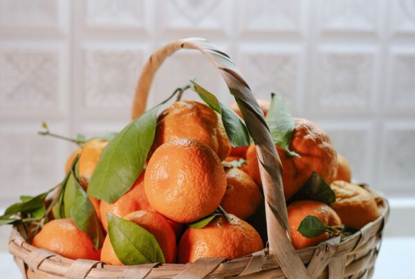 Cesto di mandarini freschi con buccia, fonte naturale di nobiletina e altri flavoni polimetossilati
