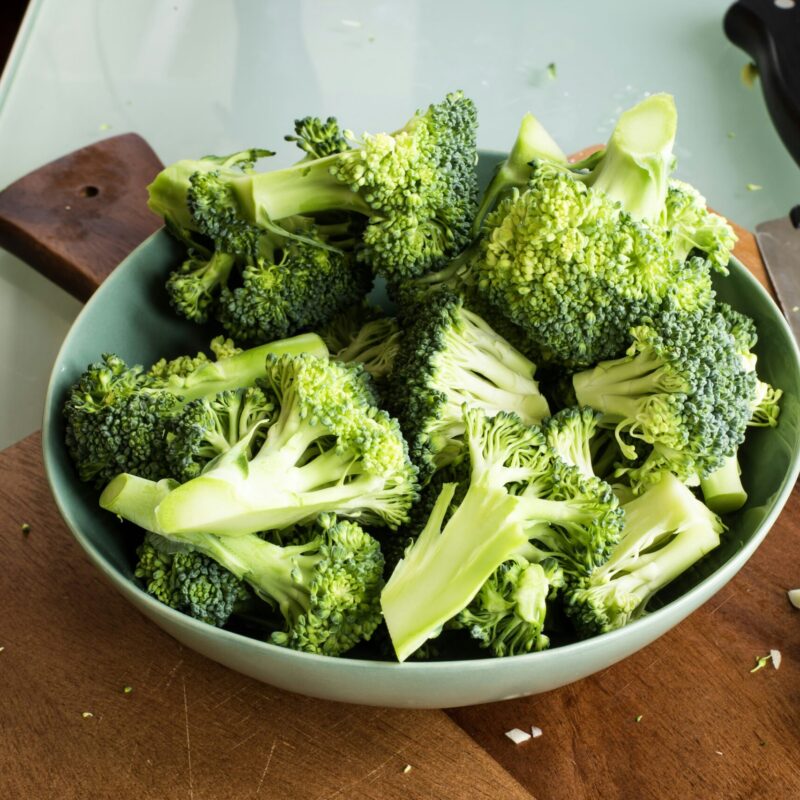 Broccoli freschi tagliati su un tagliere, alimento ricco di composti solforati