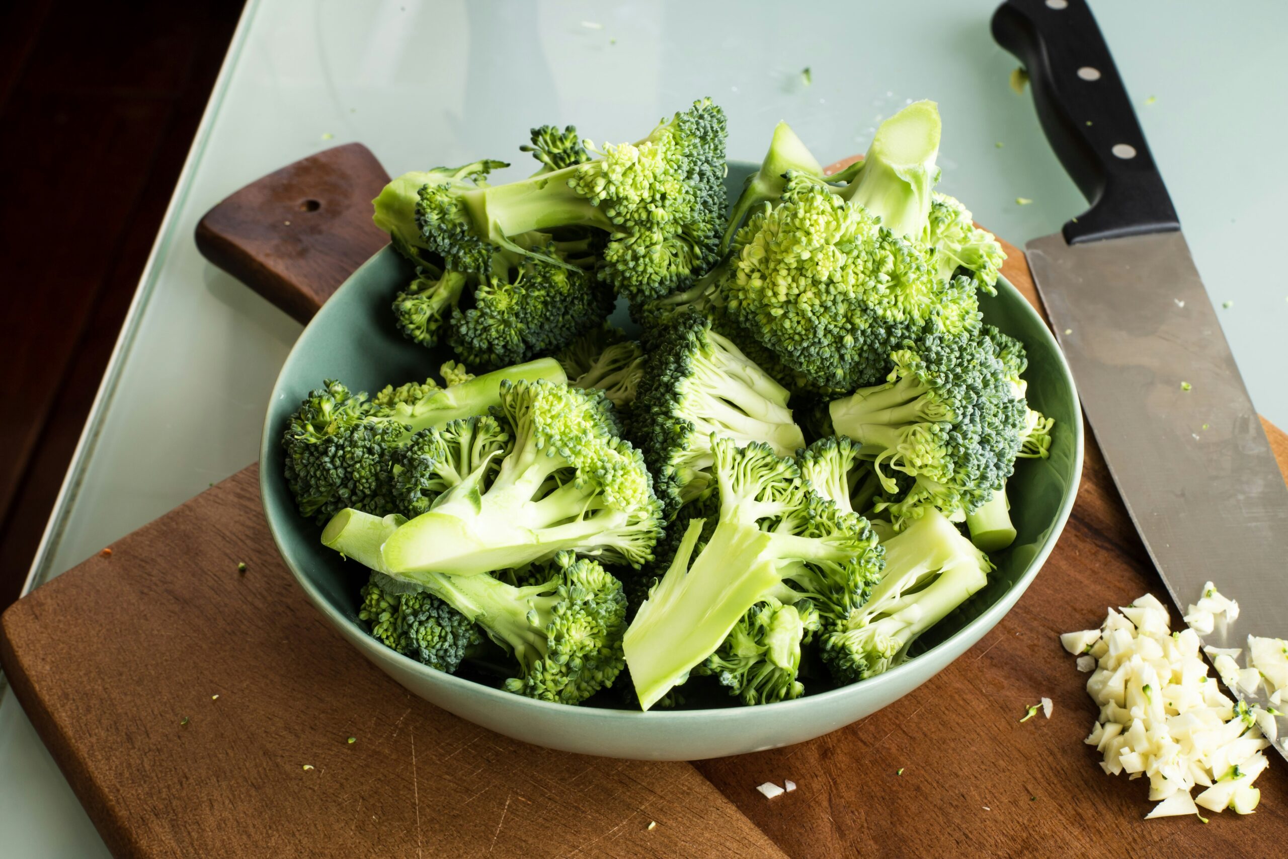 Broccoli freschi tagliati su un tagliere, alimento ricco di composti solforati
