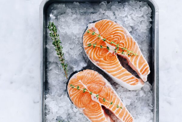 Filetti di salmone fresco, fonte alimentare di colina e nutrienti collegati alla citicolina