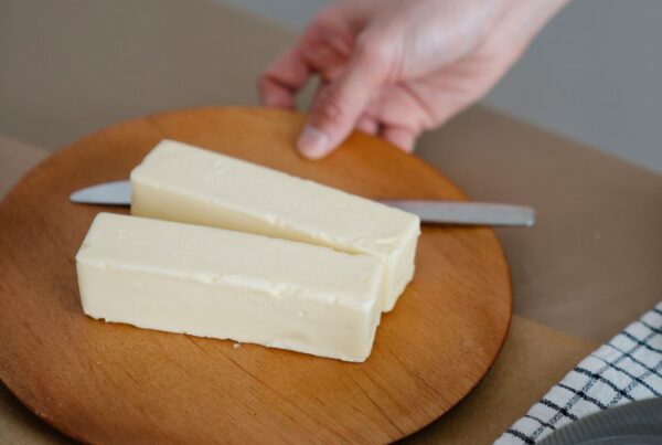 Burro su tagliere di legno, fonte alimentare naturale di CLA (acido linoleico coniugato)