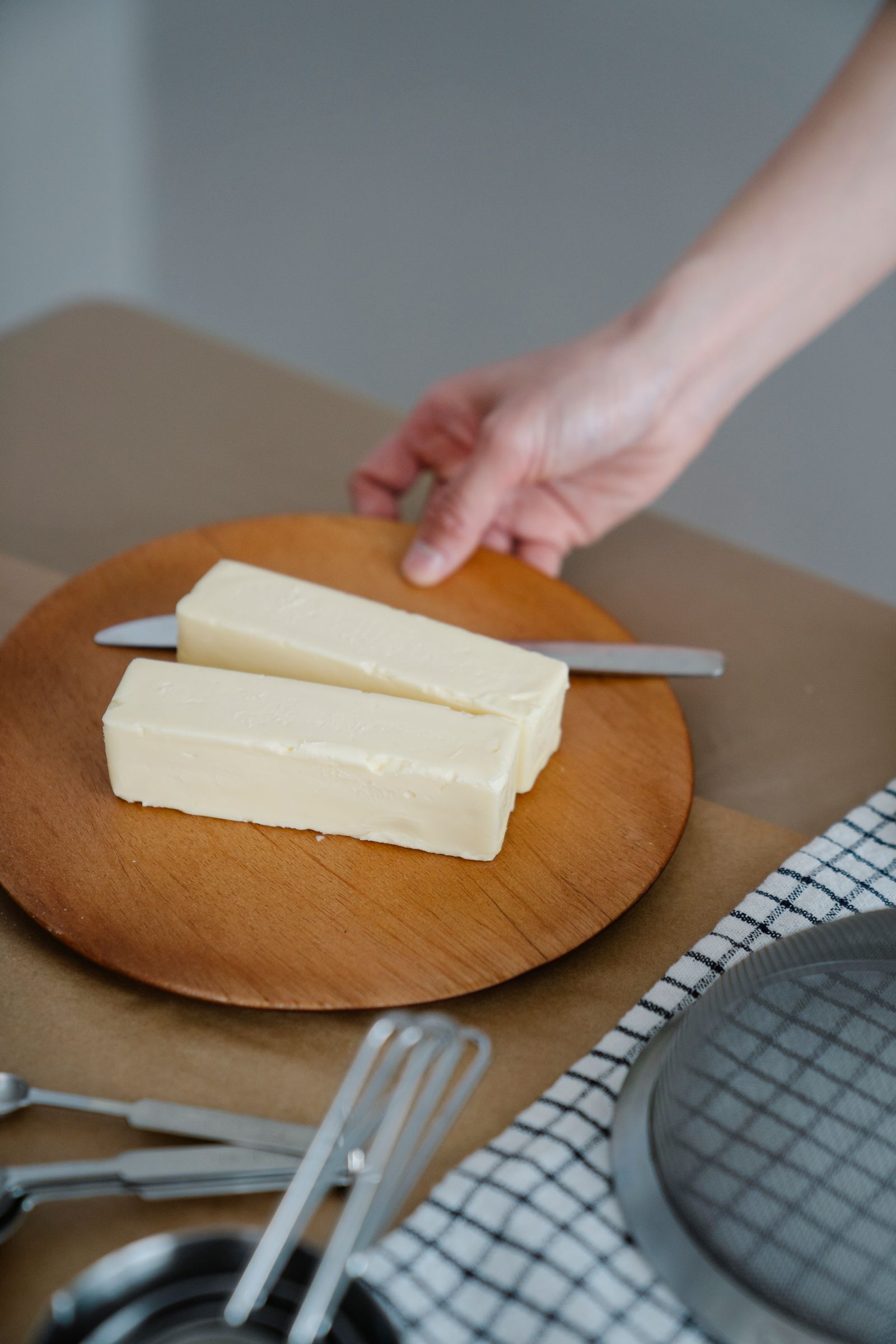 Burro su tagliere di legno, fonte alimentare naturale di CLA (acido linoleico coniugato)